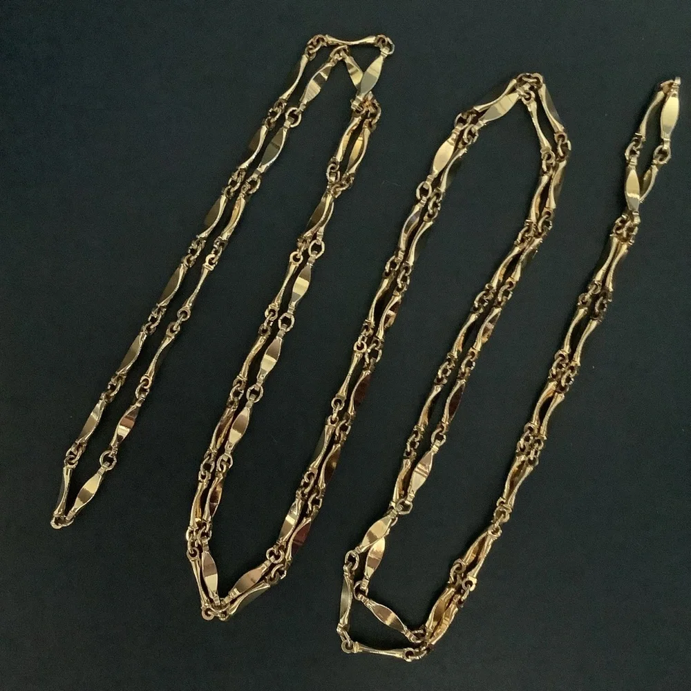 Vintage gold tone necklace.